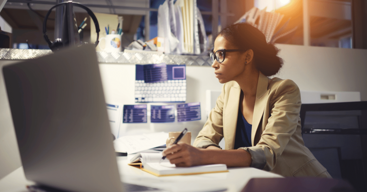 picture-of-business-woman-performing-administrative-office-tasks-iq-academy